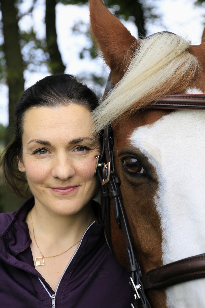 Kerstin Hohagen mit Pferd beim pferdegestützten Coaching in natürlicher Umgebung.